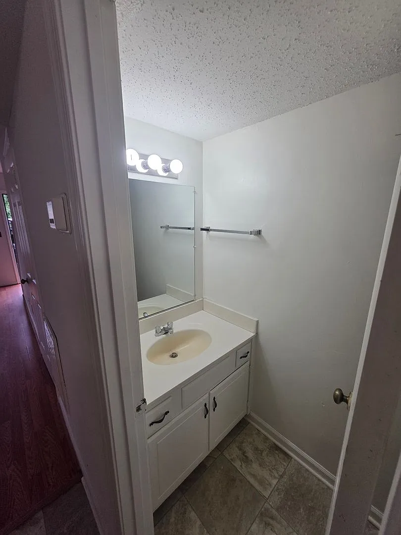 Valley Cliff Apartments | 3600 Yarbrough Avenue Apt #8 — Photo 4