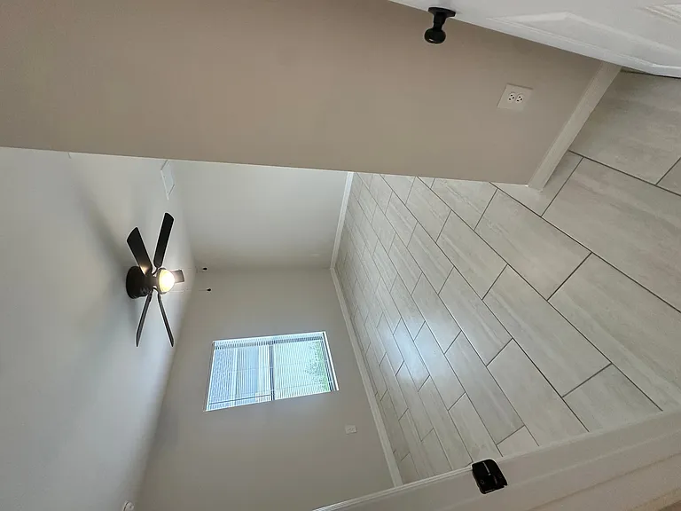 1105 NE 6th Pl — Photo 48