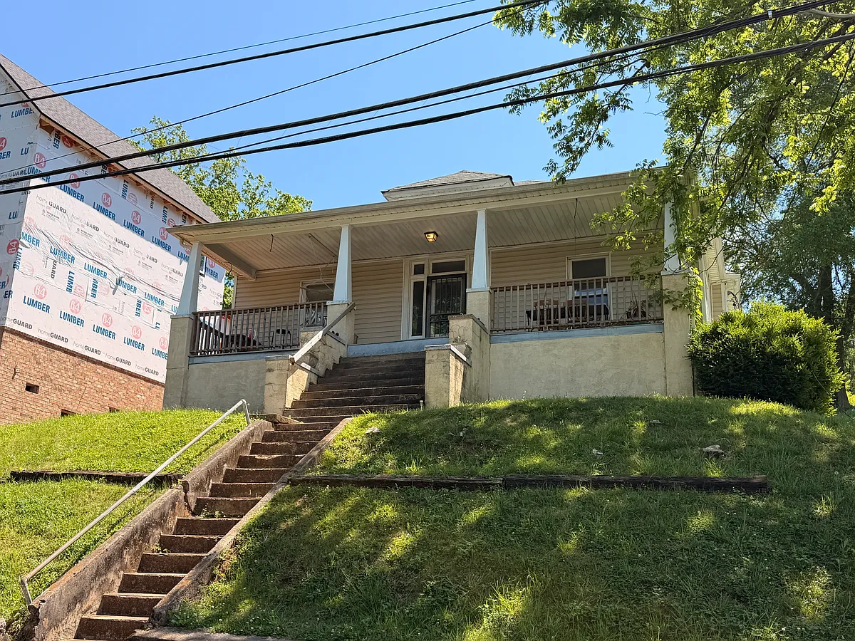Building Photo - 1204 Valley Ave