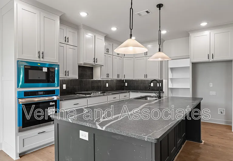 1121 Whistler St — Photo 9