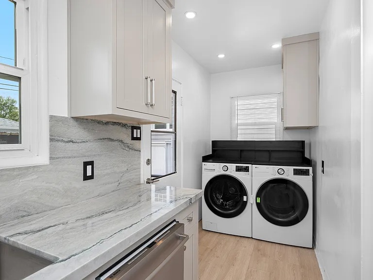 340 Avenue F — Photo 11