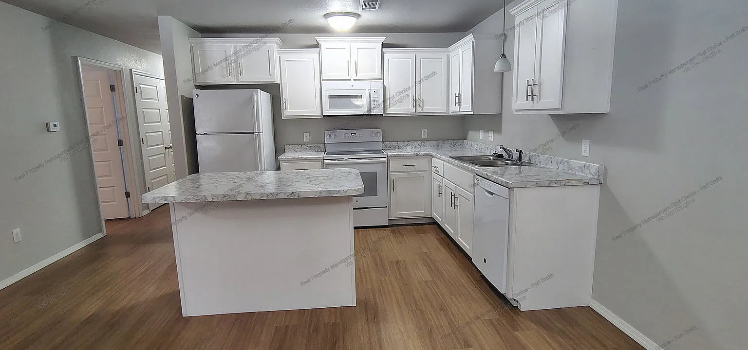 3 bed, 2.0 bath, 1400 sqft, $1,400 — Photo 3