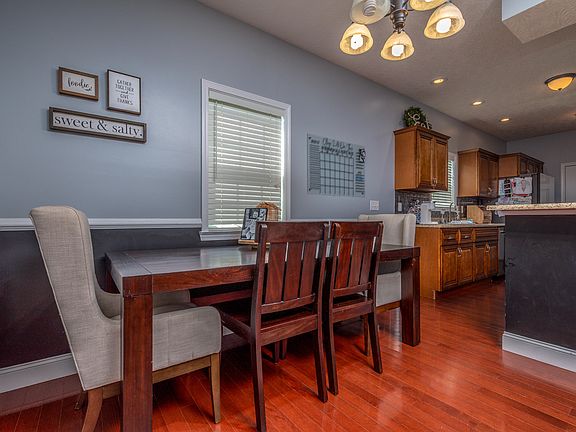 4th image of 37 Grayson Dr