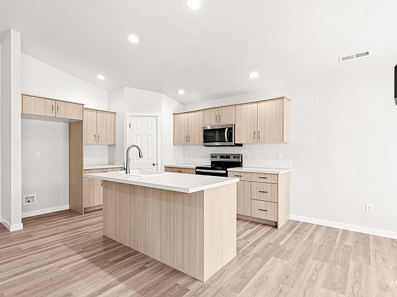 5th image of 13736 Inman Ct