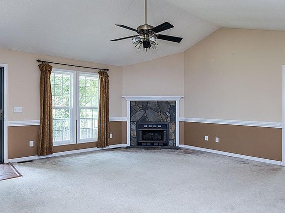 Living Room (gas fireplace)