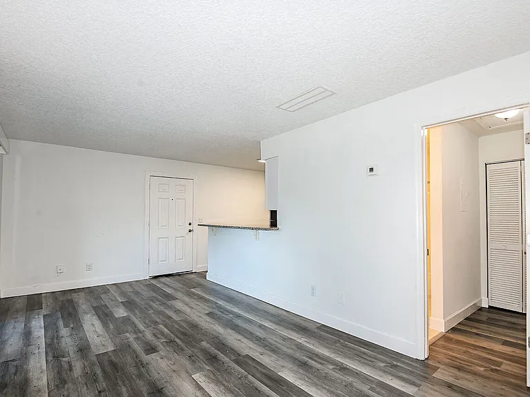 Woodlake Villas — Photo 7