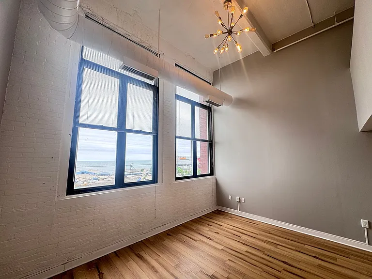 1133 W 9th Street — Photo 13