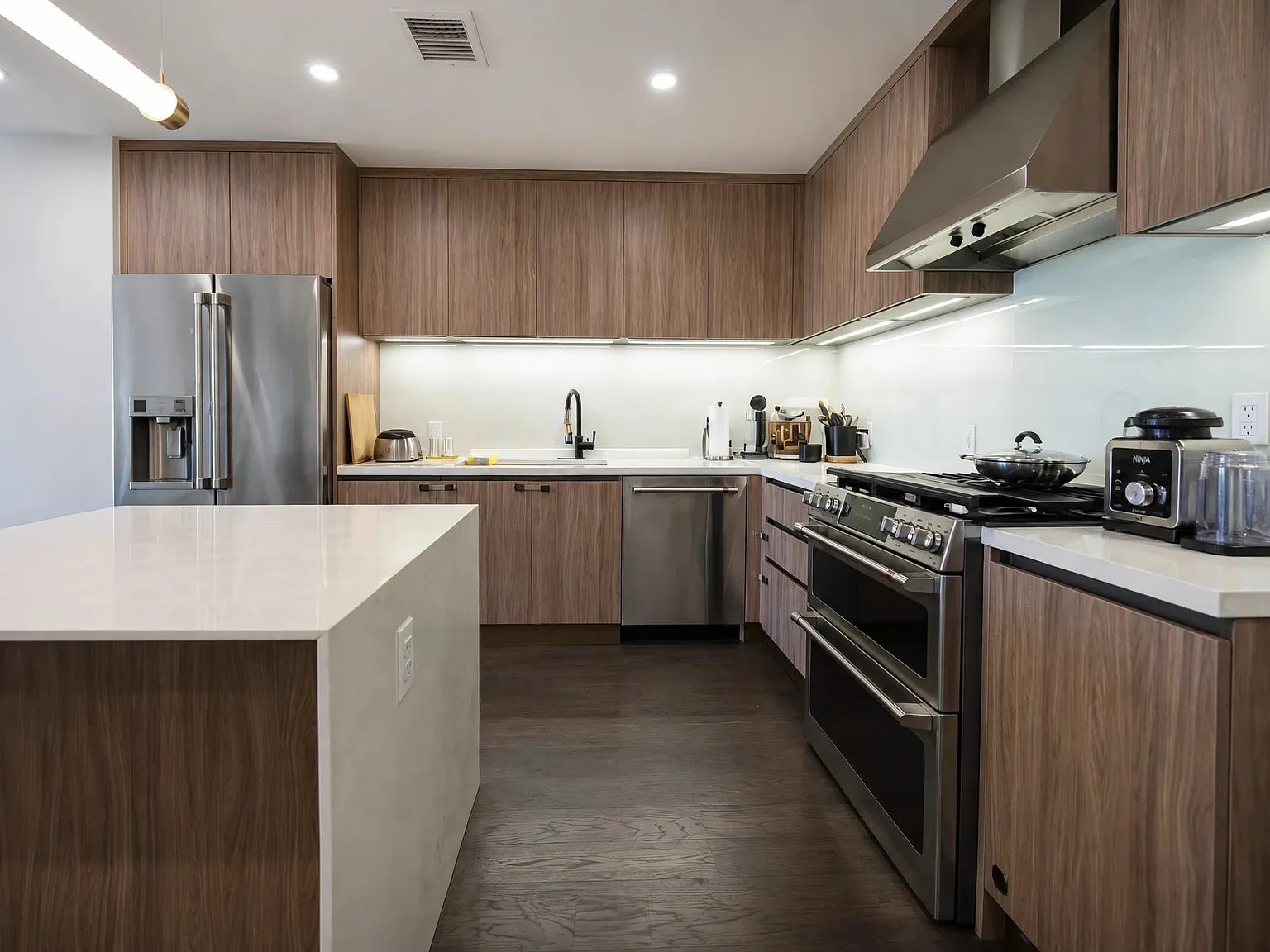 2 bed, 2.0 bath, 1308 sqft, $7,500 — Photo 3