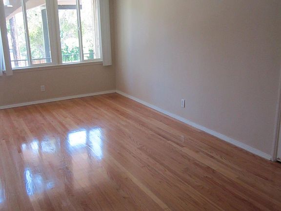 5th image of 10509 Missouri Ave