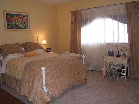 Master Bed w/walk-in Closet