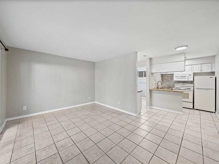 1016 E 7th St #7 — Photo 5