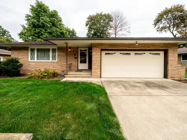 874 E Meadowlawn Blvd, Seven Hills, OH 44131