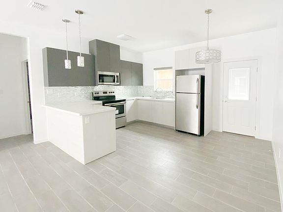 4th image of 907 Carmel Dr #2