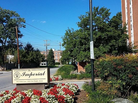 Beautiful 2bd 2 bath condo light and airy.