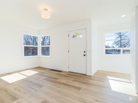 4th image of 1527 Portland Avenue