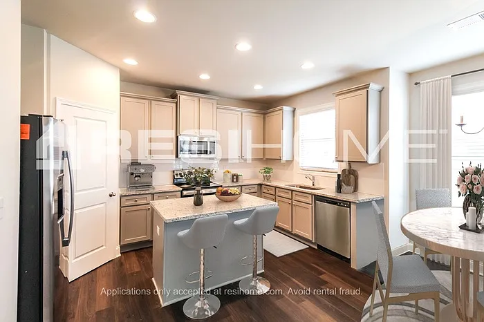 4 bed, 2.5 bath, 1931 sqft, $2,705 — Photo 3