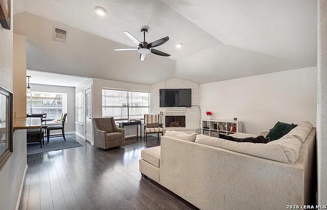 3 bed, 2.0 bath, 1477 sqft, $1,900 — Photo 4