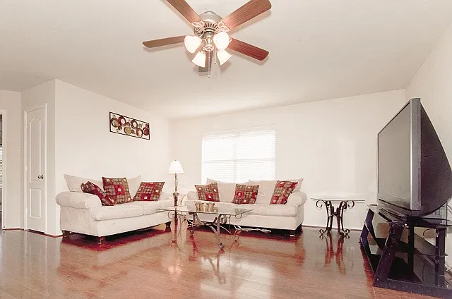 3 bed, 1640 sqft, $1,925 — Photo 3