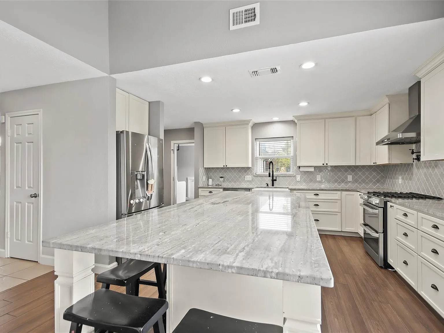 4 bed, 2.0 bath, 3003 sqft, $4,000 — Photo 4