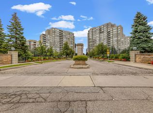 11 Townsgate Dr #304, Vaughan, ON L4J8G4