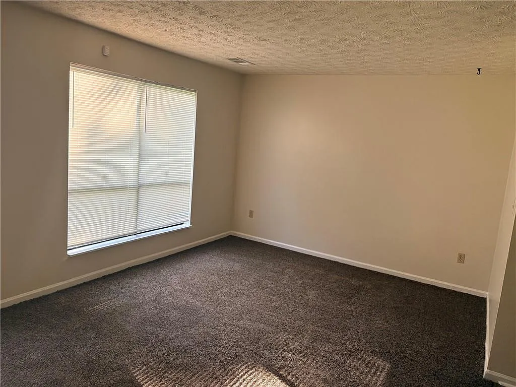 2 bed, 1.5 bath, 4588 sqft, $1,600 — Photo 3