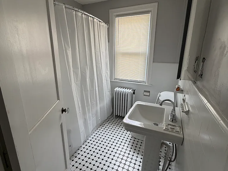 619 W 27th St — Photo 10