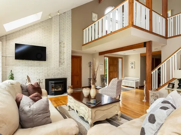 3 Abby Ln, Mattapoisett, MA 02739