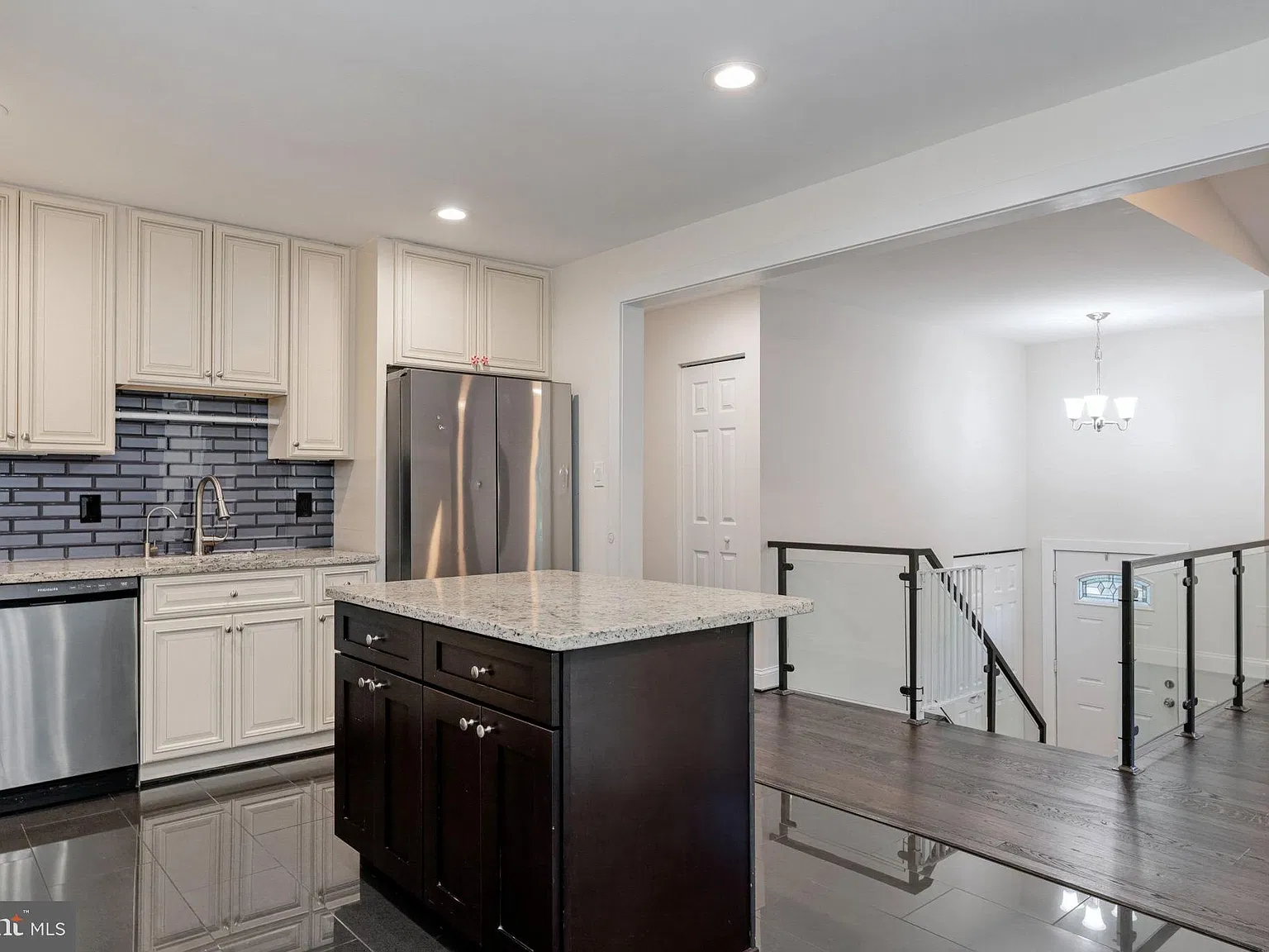 4 bed, 3.0 bath, 2017 sqft, $3,200 — Photo 3
