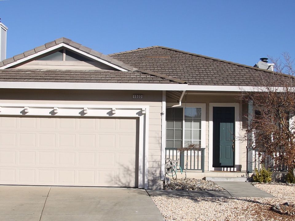 All the amenities. A/C 2Car Garage, Hot Tub, Hardwood floors