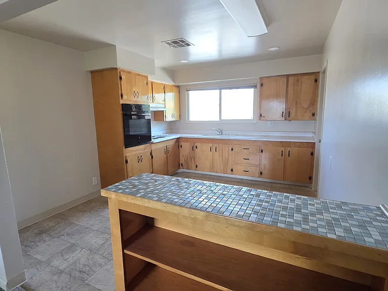 422 N Acacia Ave — Photo 4