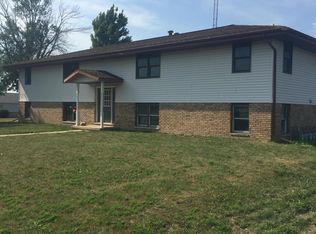 202 E 10th St APT 4, Gridley, IL 61744