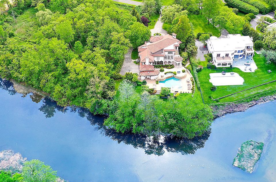 1st image of 17 Split Rock Dr