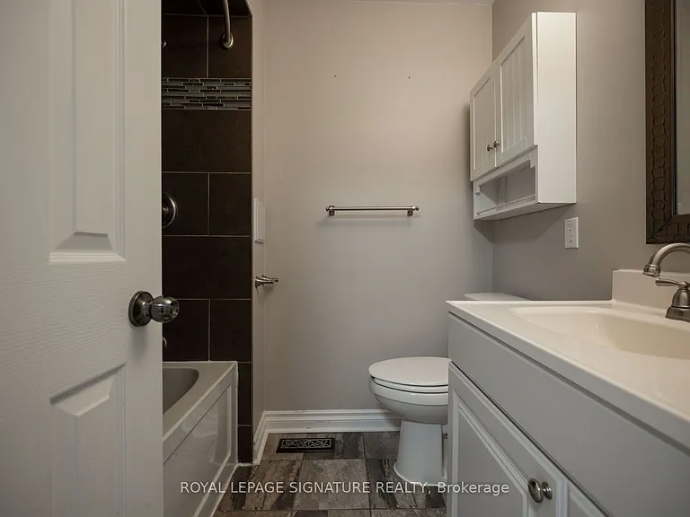 447 Ontario St N — Photo 39