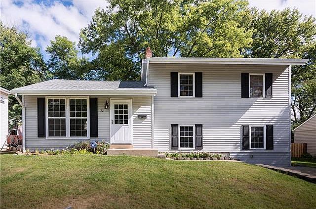3 BR, 1.5 BA split: NEW roof, carpet, refin hrdwds