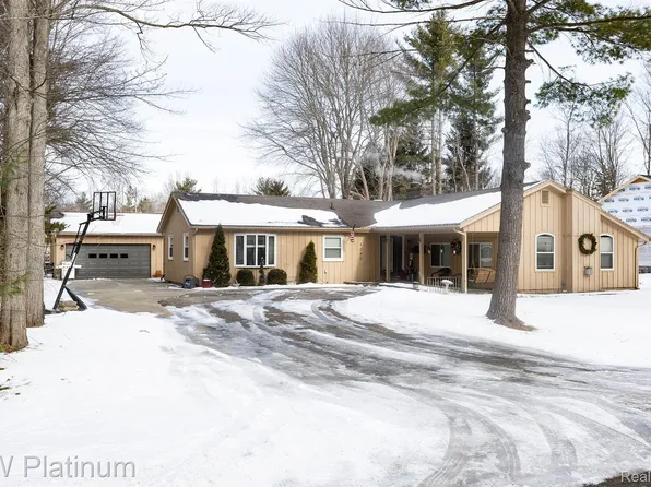 4040 Devonshire Rd, Fort Gratiot, MI 48059