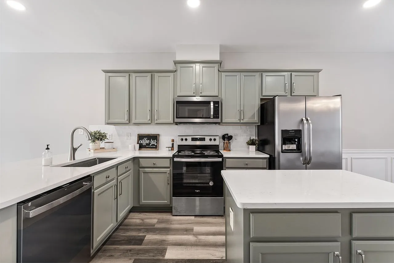 4 bed, 2352 sqft, $2,700 — Photo 3