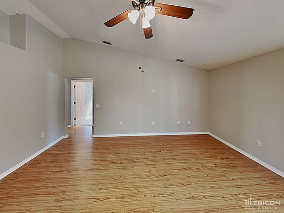 3rd image of 124 Seven Oaks Dr