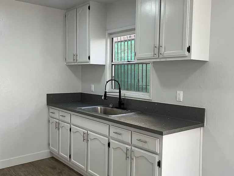 2622 S Manhattan Pl — Photo 8