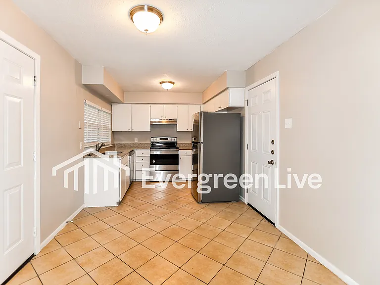 803 Catherine Ln — Photo 6