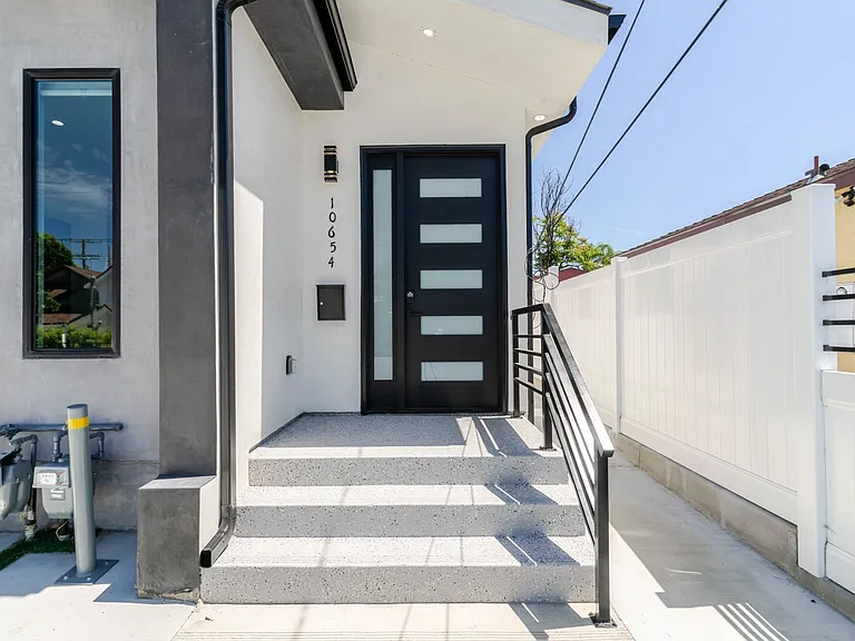 10654 Nassau Ave — Photo 4