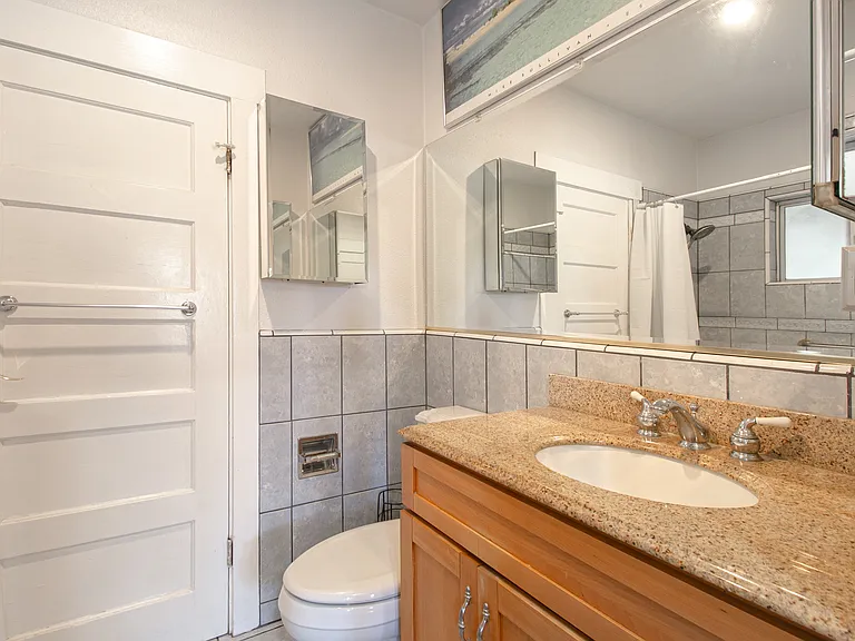Bathroom (Jack & Jill)