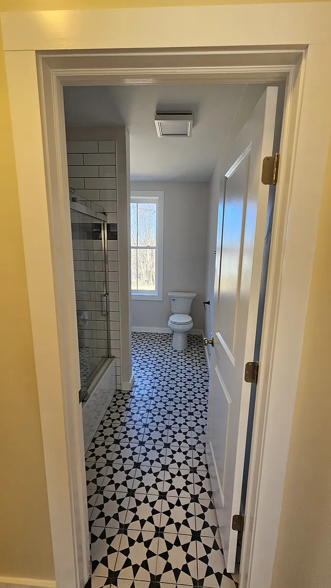 second floor bathrrom - 27-29 Whinfield St #27