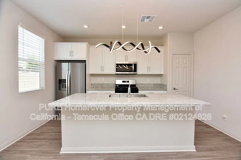3 bed, 2.5 bath, 2021 sqft, $3,150 — Photo 4