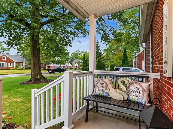 3rd image of 662 Courtwright Blvd
