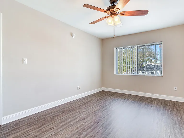 Chateau Apartments — Photo 16
