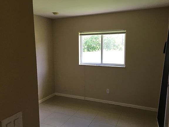5th image of 211 E 12th St