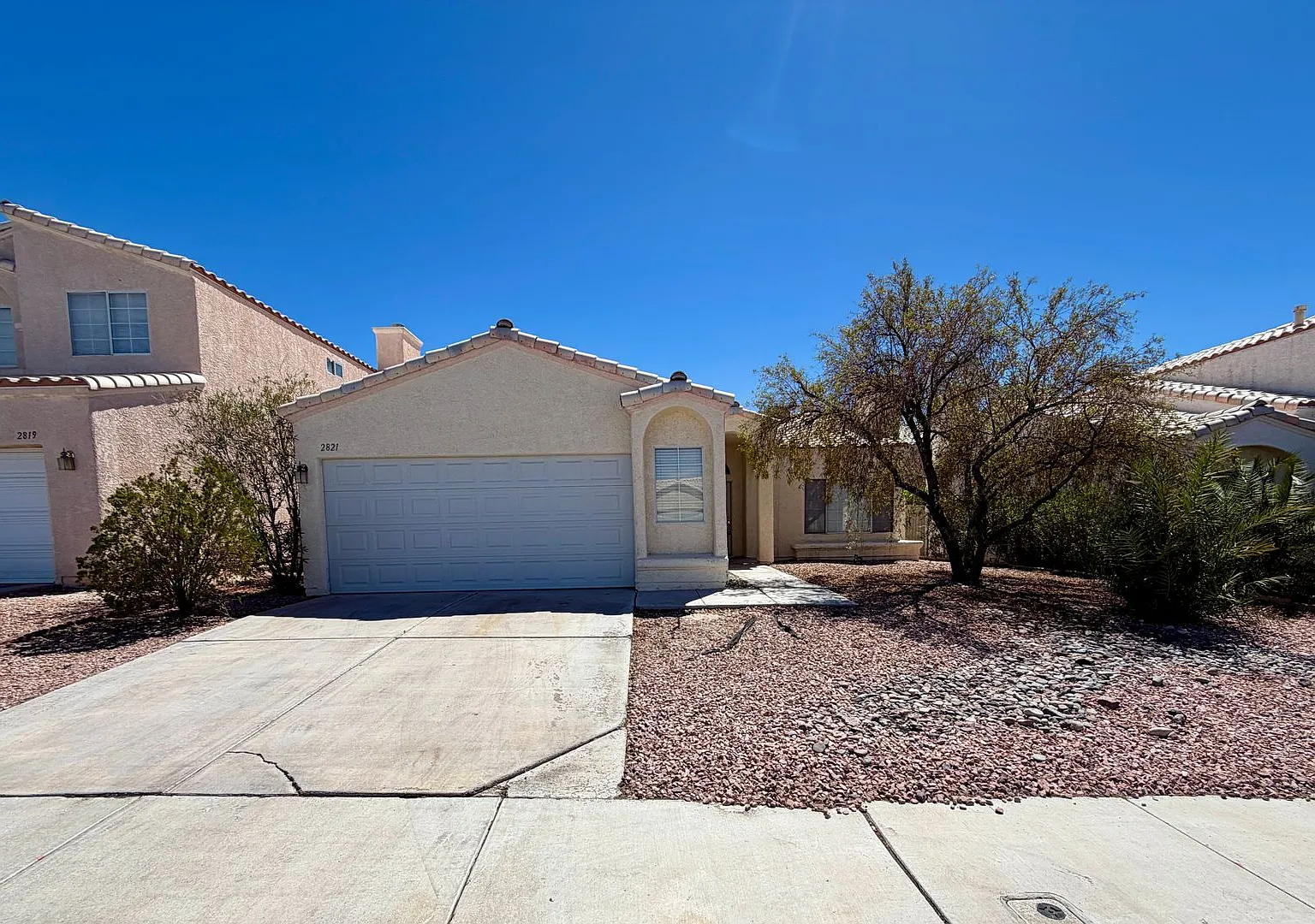 Single Story near Pecos and Windmill — Photo 1