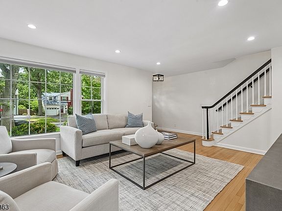 5th image of 28 CANTERBURY LANE