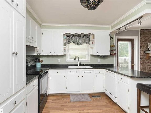 3rd image of 306 Pine Knoll Dr