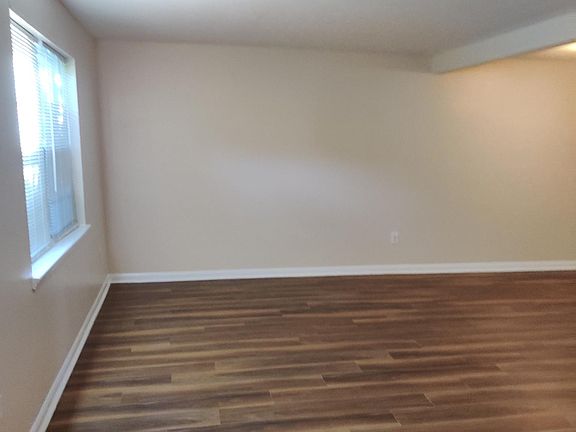 4th image of 10925 Park Rd